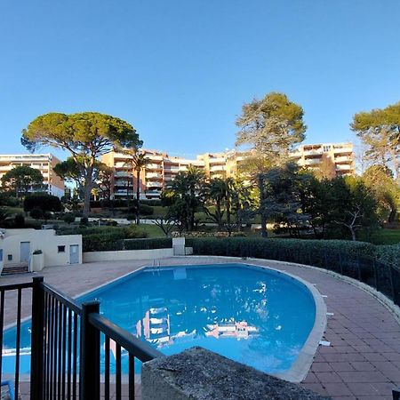 Charmant Appartement Avec Terrasse, Jardin Privatif Et Piscine A Cannes Exterior photo