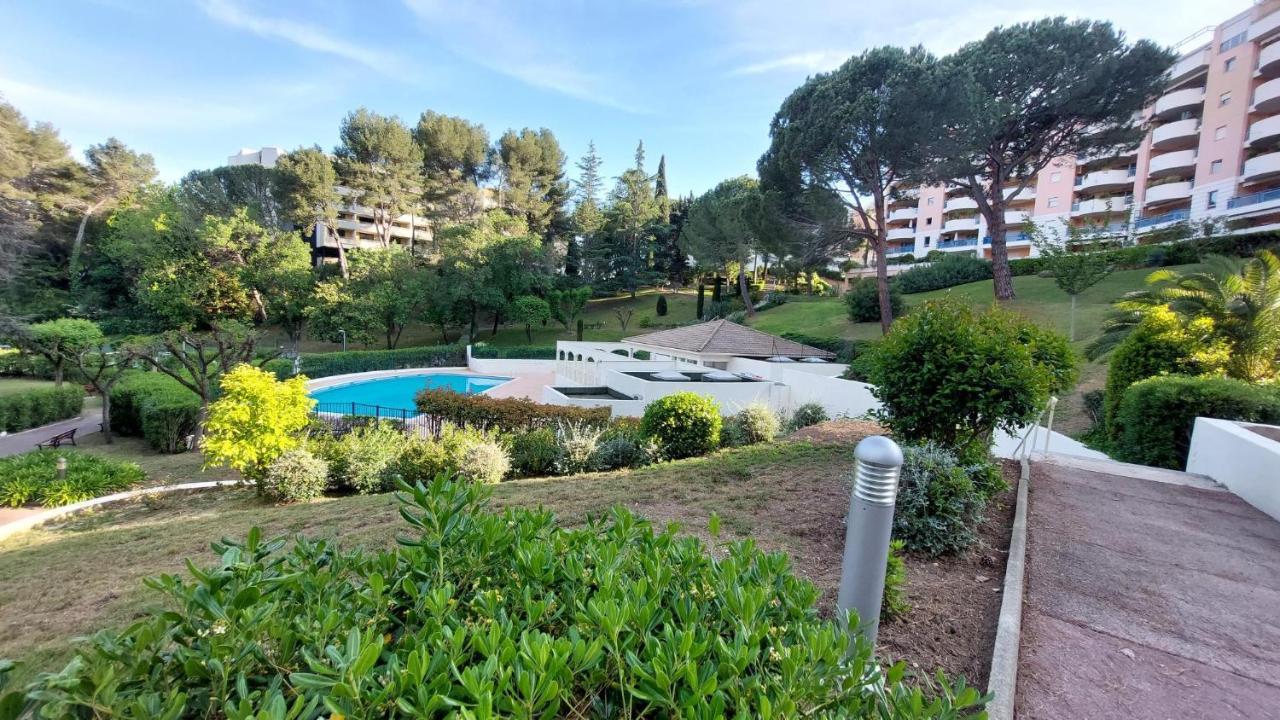 Charmant Appartement Avec Terrasse, Jardin Privatif Et Piscine A Cannes Exterior photo
