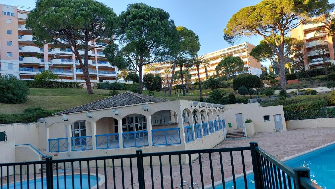 Charmant Appartement Avec Terrasse, Jardin Privatif Et Piscine A Cannes Exterior photo