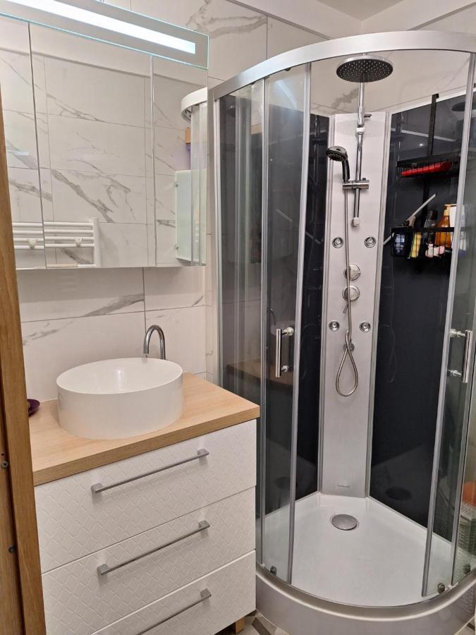 Charmant Appartement Avec Terrasse, Jardin Privatif Et Piscine A Cannes Exterior photo