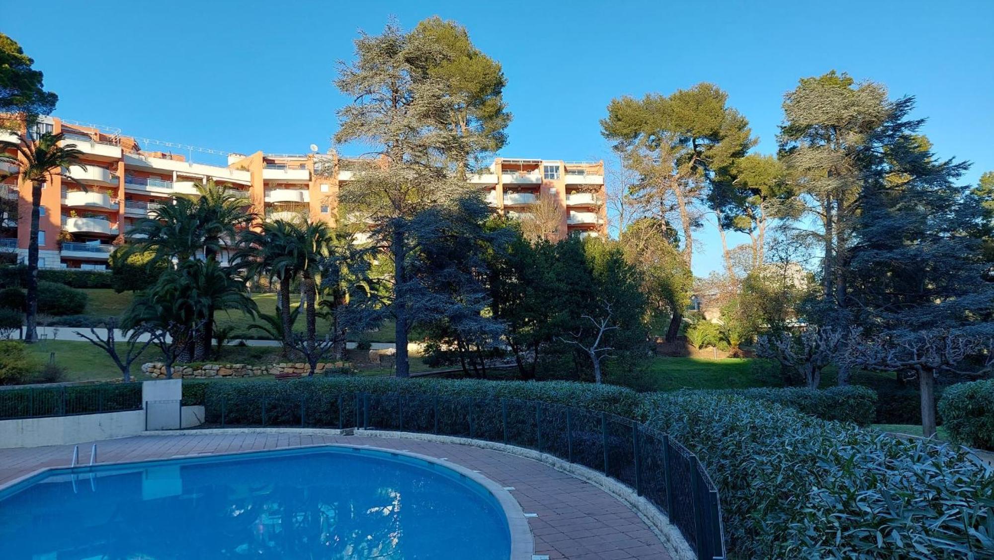 Charmant Appartement Avec Terrasse, Jardin Privatif Et Piscine A Cannes Exterior photo